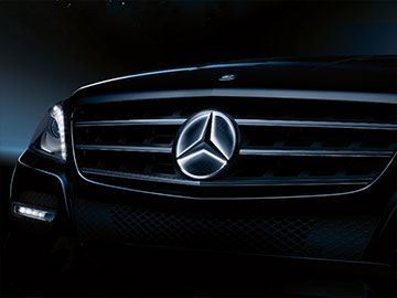 Stella Mercedes-Benz illuminata