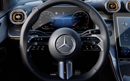 interni Mercedes GLC Coupé volante sportivo ed ergonomico