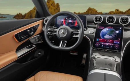 La plancia e i display interni della nuova Mercedes CLE Coupé
